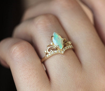 Opal-Vintage-Ring im Marquise-Schliff mit sorgfältig angeordneten runden weißen Diamanten