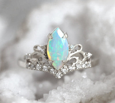 Opal-Vintage-Ring im Marquise-Schliff mit sorgfältig angeordneten runden weißen Diamanten