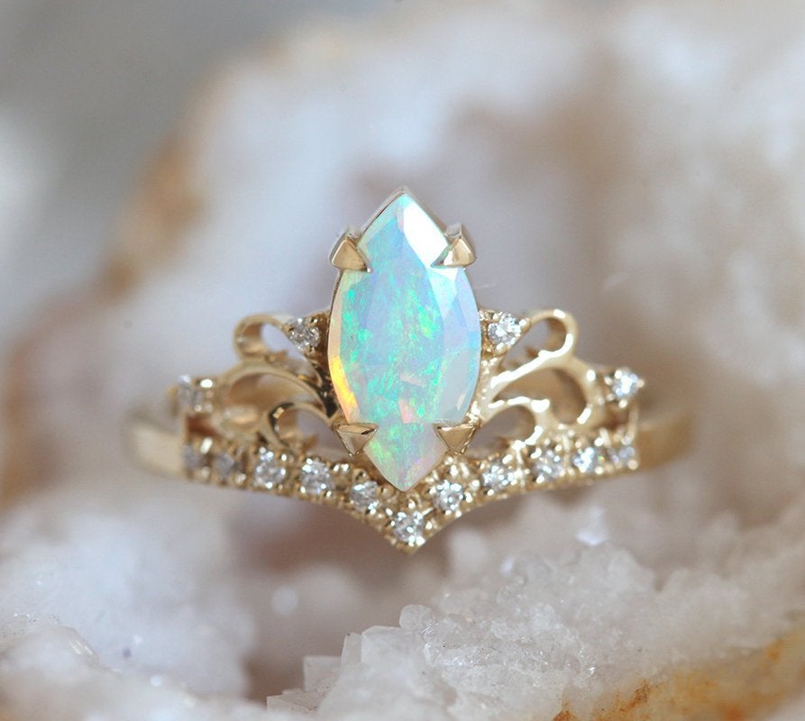 Opal-Vintage-Ring im Marquise-Schliff mit sorgfältig angeordneten runden weißen Diamanten