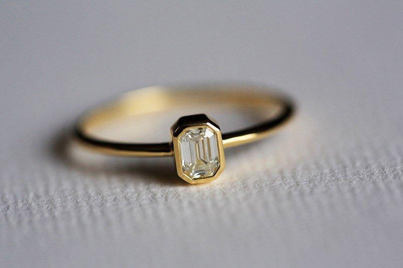 Solitär-Verlobungsring mit weißem Diamant im Smaragdschliff