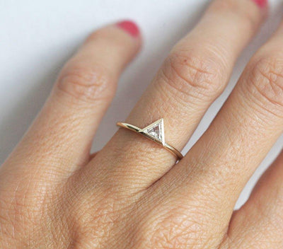 Dreieckiger Solitaire-Verlobungsring mit weißem Diamant