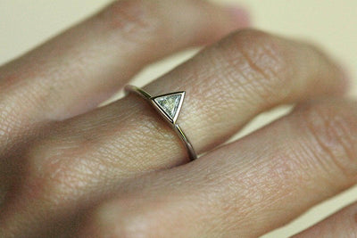 Dreieckiger Solitaire-Verlobungsring mit weißem Diamant