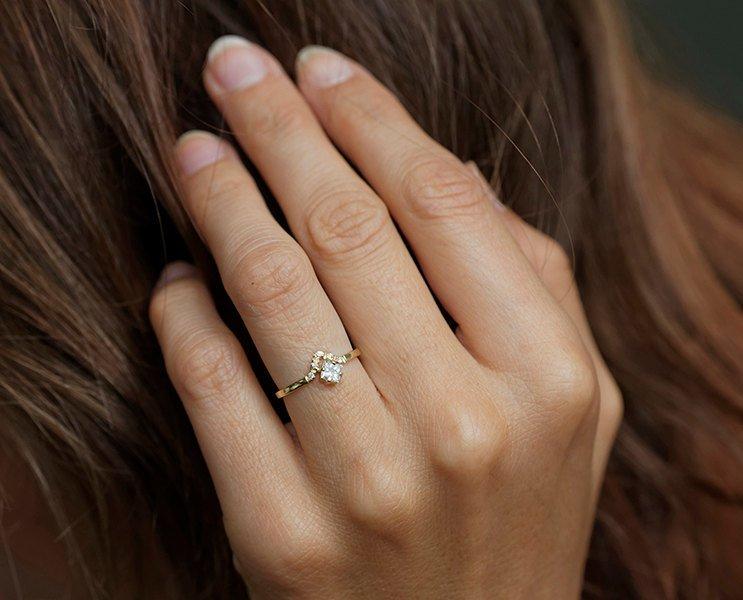 Verlobungsring mit weißem Diamant im Prinzessschliff und V-förmigem Diamant-Goldring