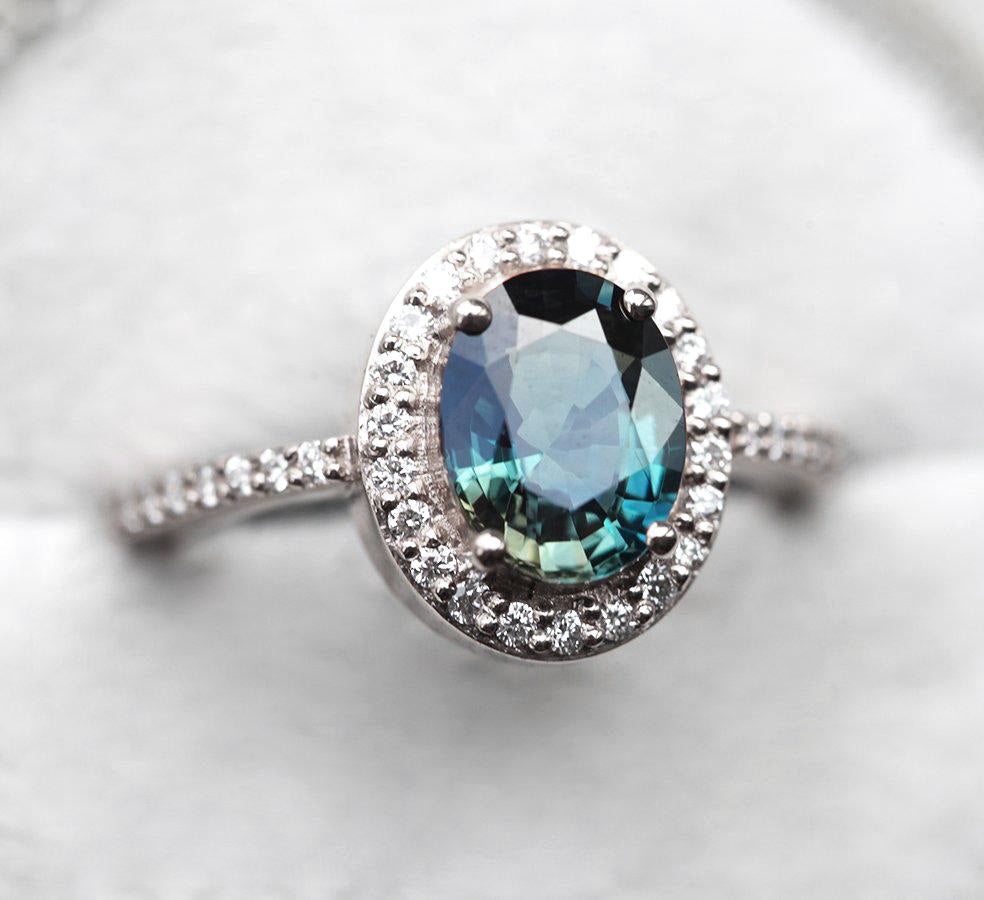 Ovaler blauer Saphirring mit seitlichen Diamanten