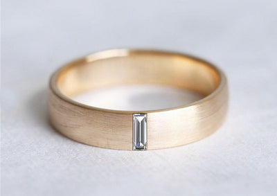 Ein 4-mm-Baguette-Smaragdring aus 14-karätigem oder 18-karätigem Gold oder Platin. Hochzeitstaugliche Raffinesse.