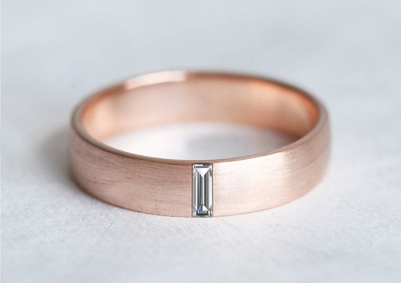 Ein 4-mm-Baguette-Smaragdring aus 14-karätigem oder 18-karätigem Gold oder Platin. Hochzeitstaugliche Raffinesse.