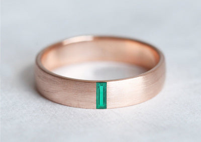 Ein stilvolles 4-mm-Baguette-Smaragdband für Hochzeiten mit einem grünen Edelstein.