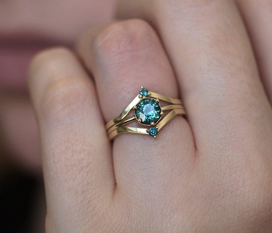 Runder blauer Saphirring mit blauen Diamanten an der Seite