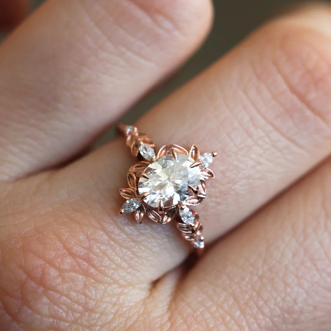 Moosachat-Diamantring mit weißen Marquise-Diamanten an einer Hand.