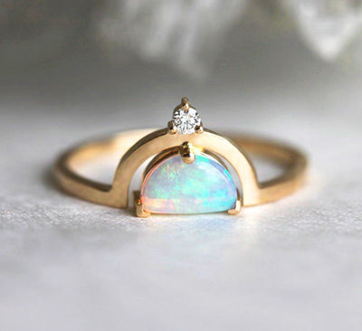 Weißer Halbmond-Opal mit seitlichem runden weißen Diamanten