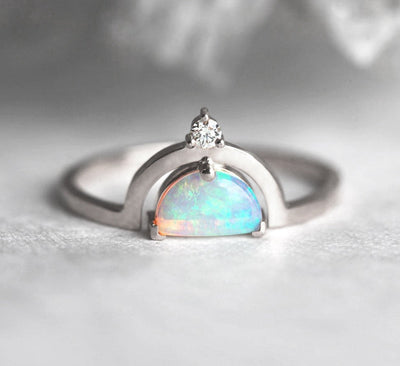 Weißer Halbmond-Opal mit seitlichem runden weißen Diamanten