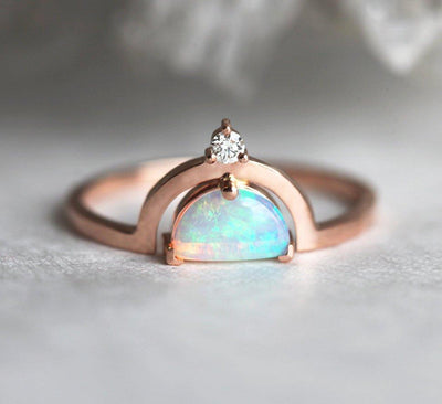 Weißer Halbmond-Opal mit seitlichem runden weißen Diamanten