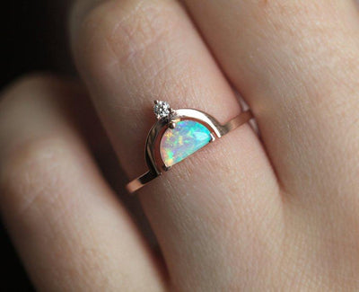 Weißer Halbmond-Opal mit seitlichem runden weißen Diamanten