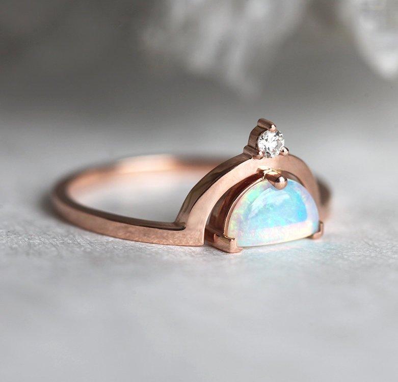 Weißer Halbmond-Opal mit seitlichem runden weißen Diamanten