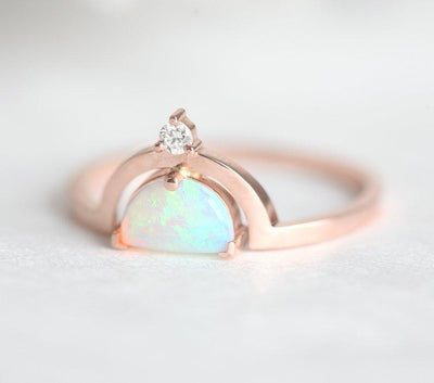 Weißer Halbmond-Opal mit seitlichem runden weißen Diamanten