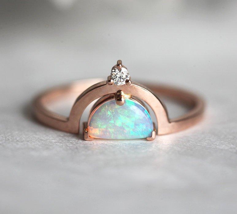 Weißer Halbmond-Opal mit seitlichem runden weißen Diamanten