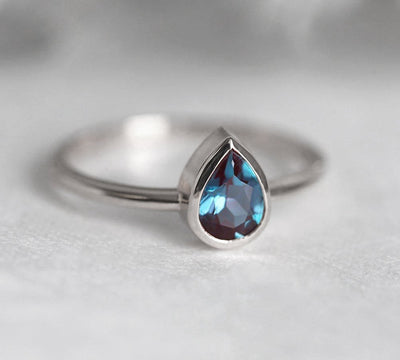 Ring im Solitärstil, blaugrüner Birnen-Alexandrit-Weißgoldring