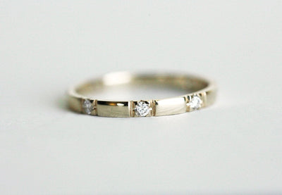 Runder weißer Diamant mit Eternity Pavé-Ring