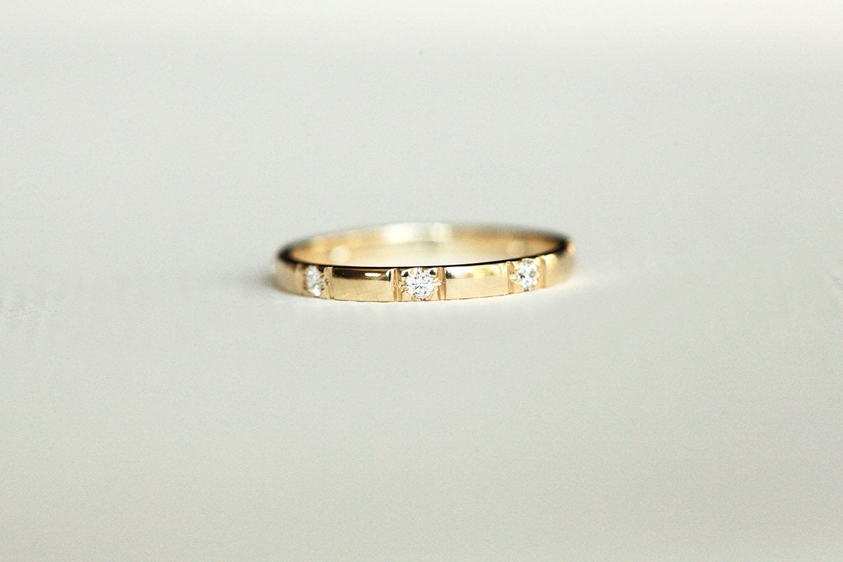 Runder weißer Diamant mit Eternity Pavé-Ring