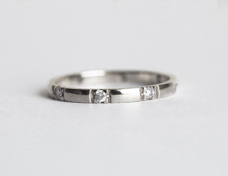 Runder weißer Diamant mit Eternity Pavé-Ring