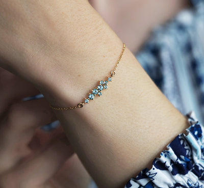 Goldkettenarmband mit rundem Blautopas-Cluster