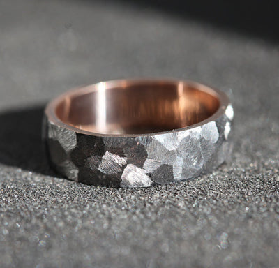 Facettierter Goldring, 5 mm industrieller grob gehämmerter Ring, geometrisches minimalistisches Band, gehämmerter Goldring für Ihn