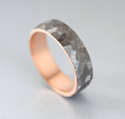 Facettierter Goldring, 5 mm industrieller grob gehämmerter Ring, geometrisches minimalistisches Band, gehämmerter Goldring für Ihn