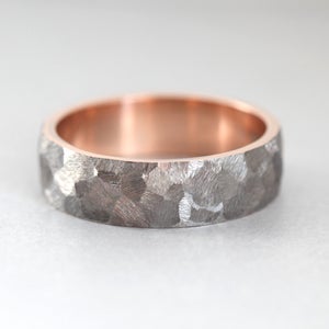 Facettierter Goldring, 5 mm industrieller grob gehämmerter Ring, geometrisches minimalistisches Band, gehämmerter Goldring für Ihn