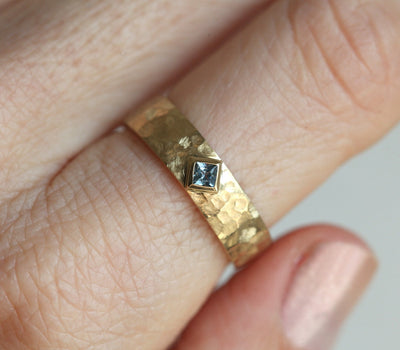 Facettierter Goldring, 5 mm industrieller grob gehämmerter Ring, geometrisches minimalistisches Band, gehämmerter Goldring für Ihn