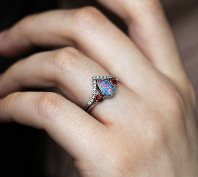 Drei-Stein-Ring mit schwarzem Birnen-Australier-Opal mit akzentuierten roten runden Granat-Edelsteinen und Diamant-Kronenband