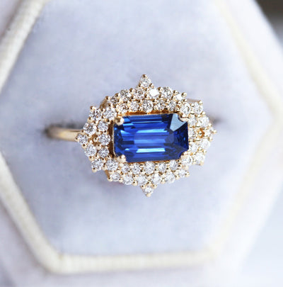 Strahlend blauer Saphirring mit Diamant-Heiligenschein