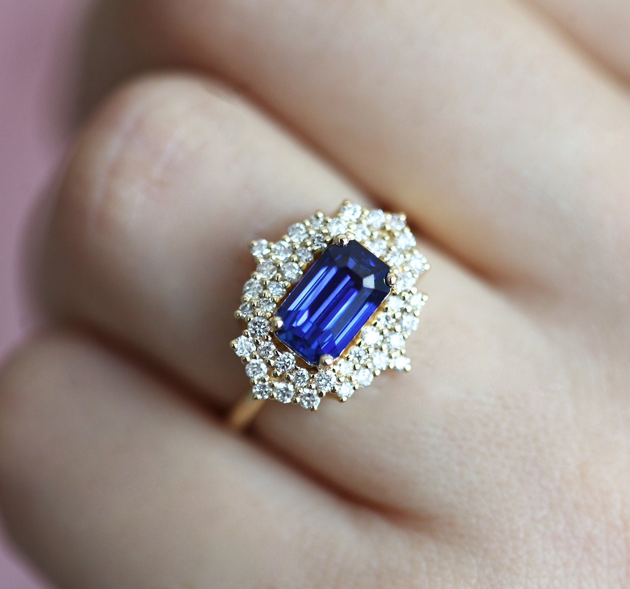 Strahlend blauer Saphirring mit Diamant-Heiligenschein