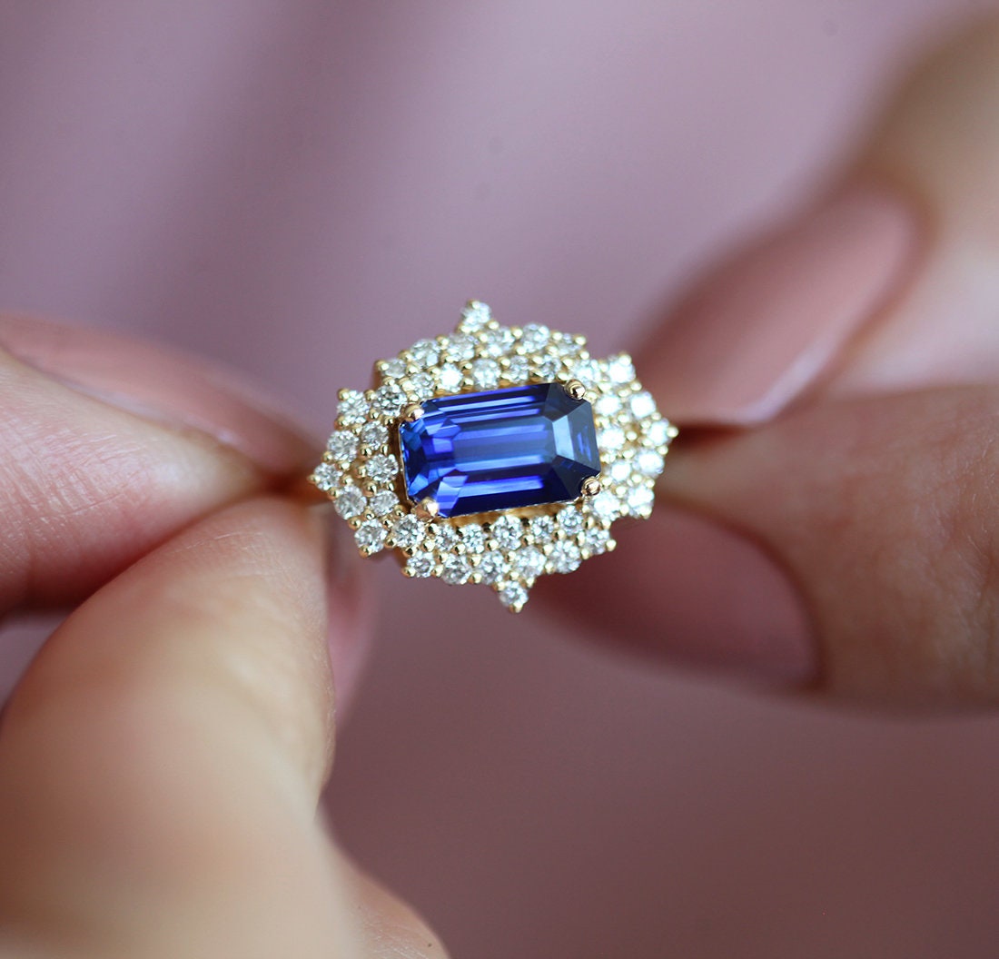 Strahlend blauer Saphirring mit Diamant-Heiligenschein