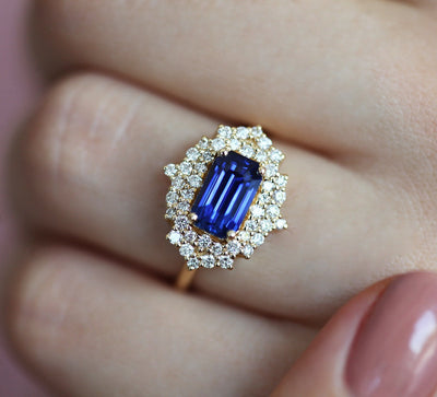 Strahlend blauer Saphirring mit Diamant-Heiligenschein