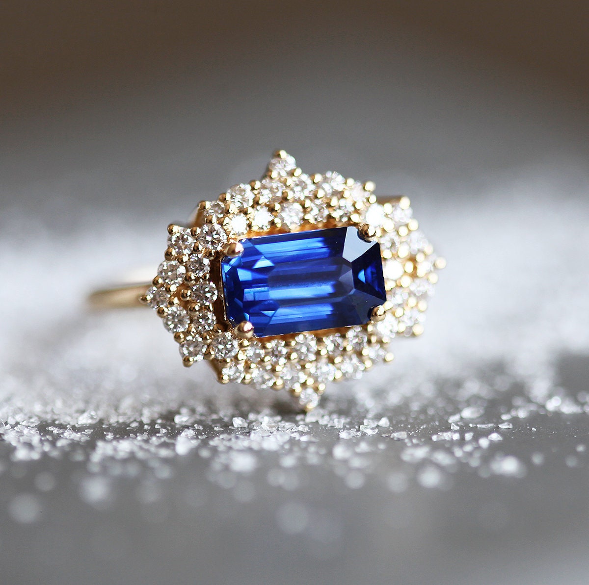 Strahlend blauer Saphirring mit Diamant-Heiligenschein