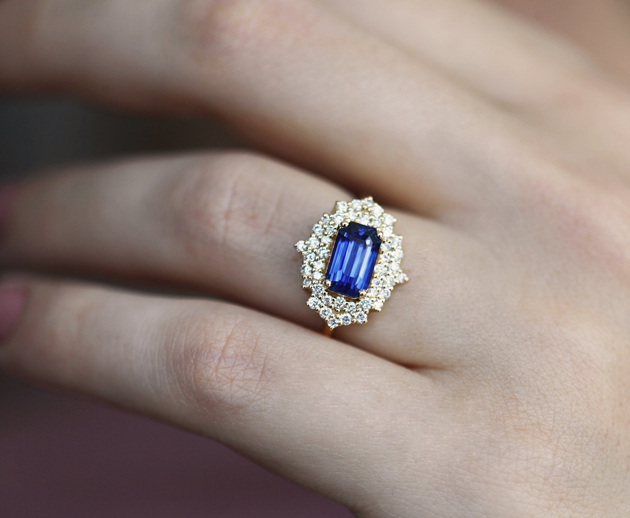 Strahlend blauer Saphirring mit Diamant-Heiligenschein