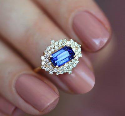 Strahlend blauer Saphirring mit Diamant-Heiligenschein