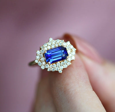 Strahlend blauer Saphirring mit Diamant-Heiligenschein