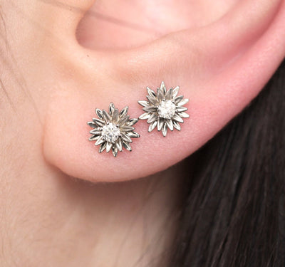 Runde, florale Ohrstecker mit weißen Diamanten