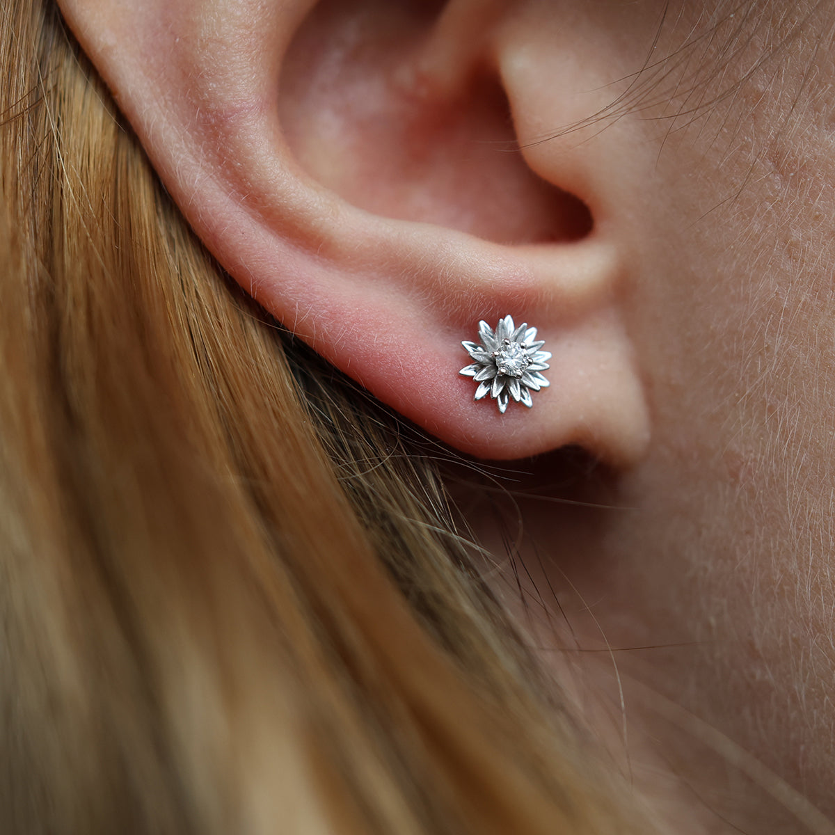 Runde, florale Ohrstecker mit weißen Diamanten