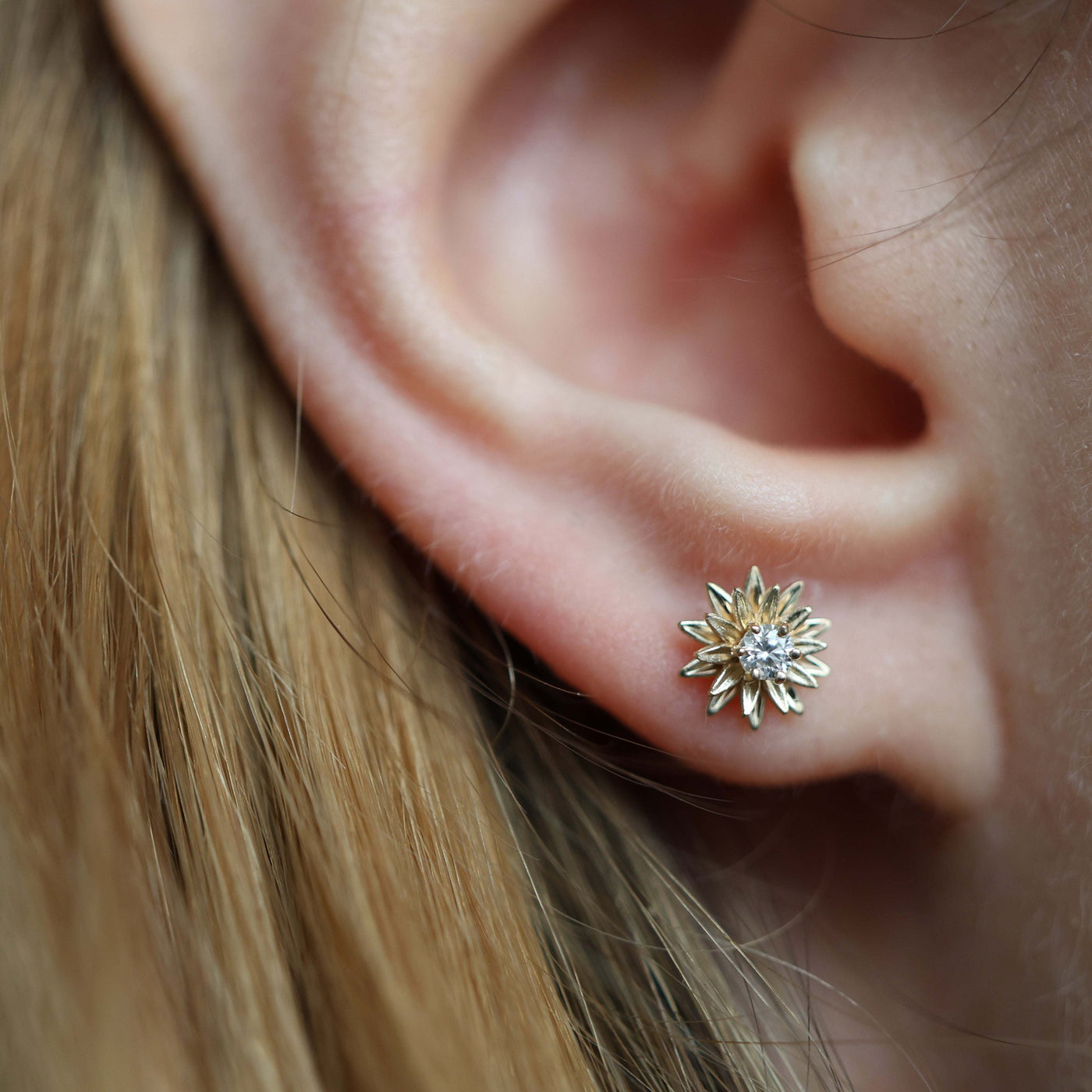 Runde, florale Ohrstecker mit weißen Diamanten