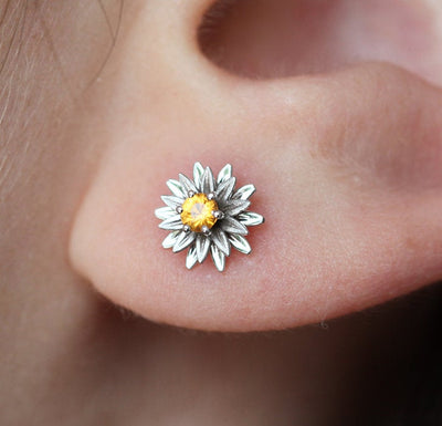 Runde, florale Ohrstecker mit weißen Diamanten