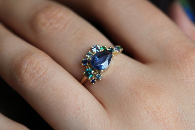 Birnenförmiger blauer Saphir-Clusterring mit Diamant-, Topas- und Smaragd-Seitensteinen