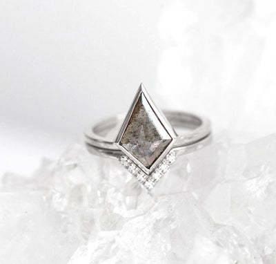 Kite Salt & Pepper Diamond, Platinring, besetzt mit weißen Diamant-Seitensteinen