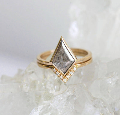 Kite Salt & Pepper Diamant-Ring aus Gelbgold, besetzt mit weißen Diamant-Seitensteinen