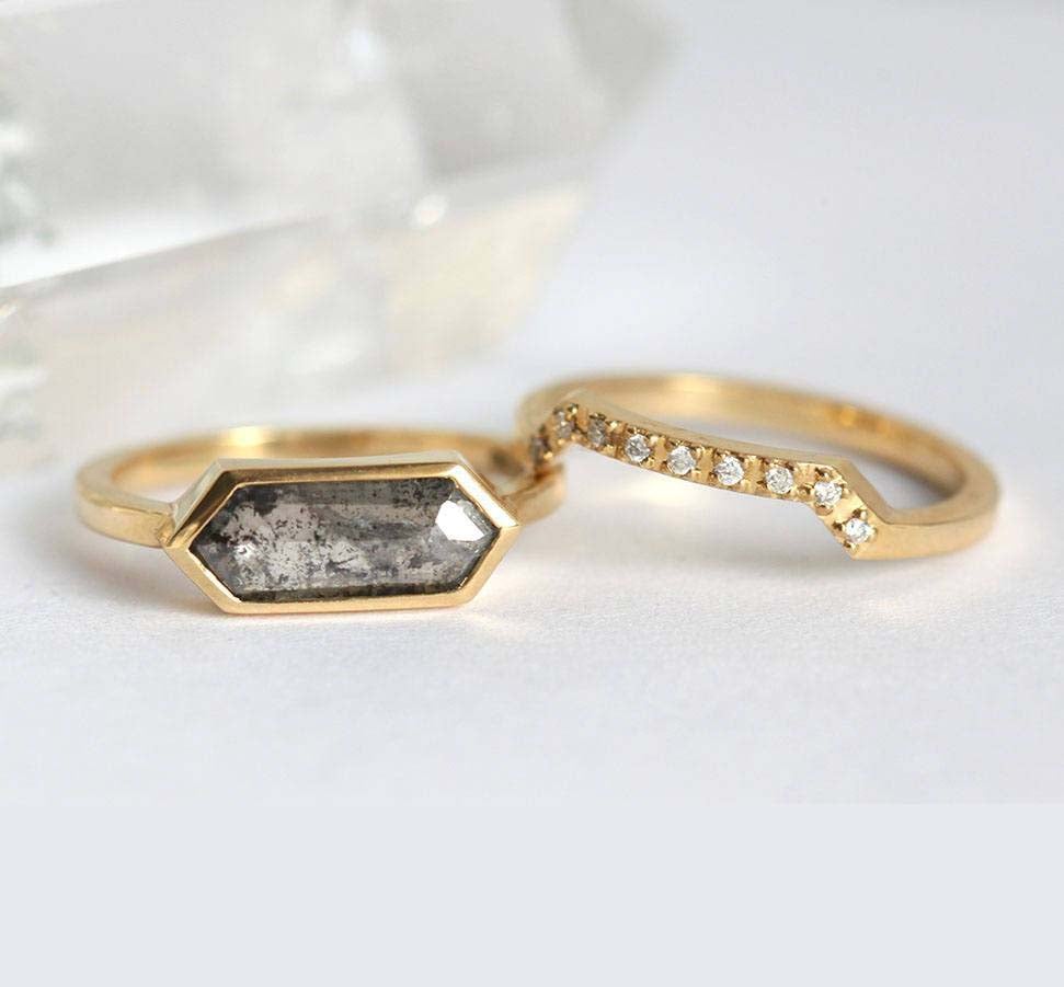 Sechseckiger Salt & Pepper-Diamantring, besetzt mit runden weißen Diamanten an der Oberseite