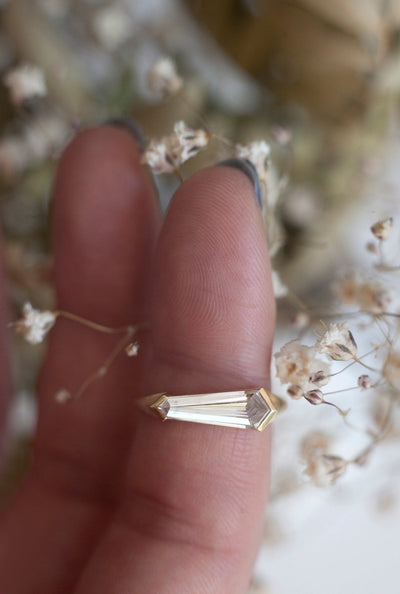 Solitärring mit weißem Diamant im Schildschliff