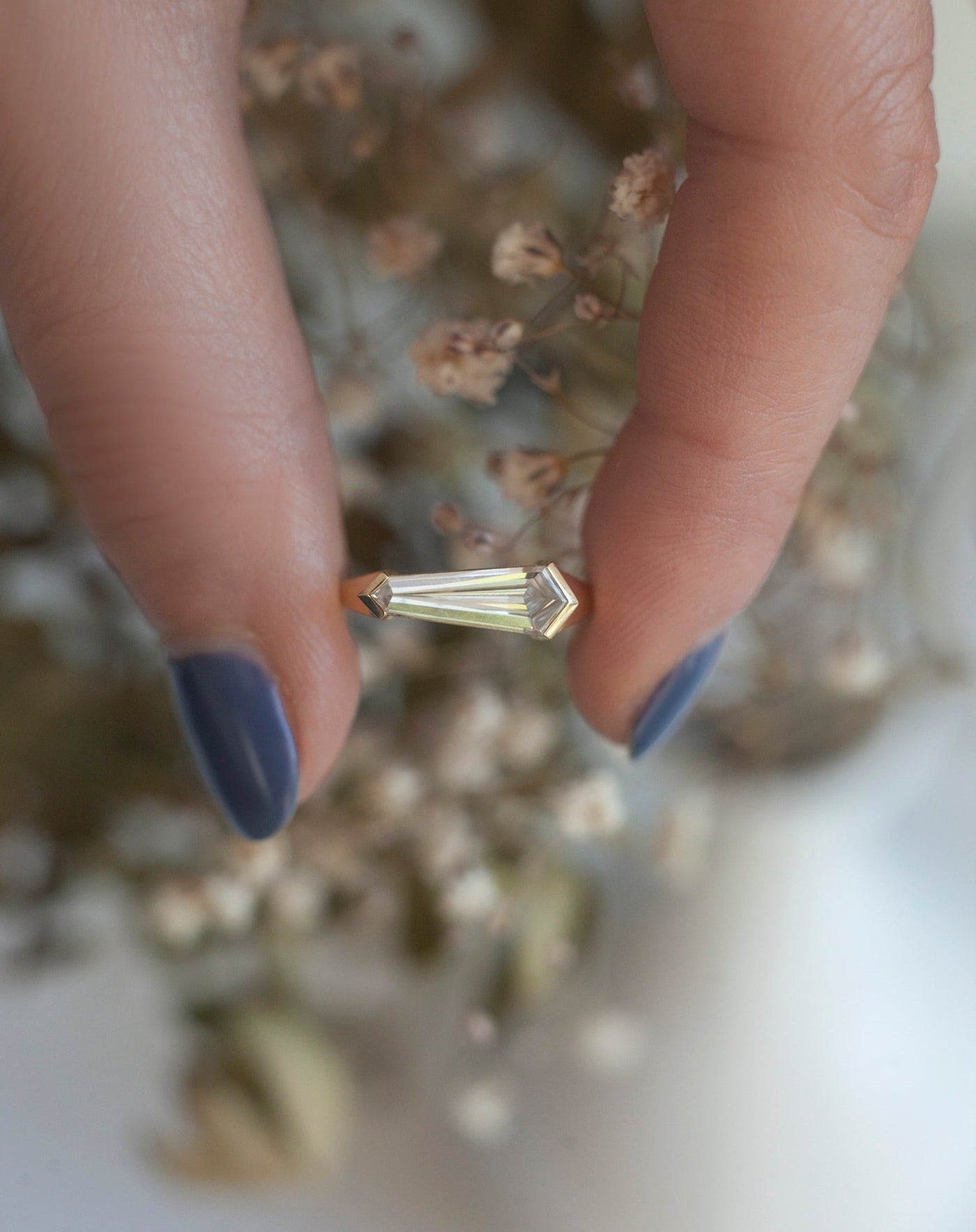 Solitärring mit weißem Diamant im Schildschliff