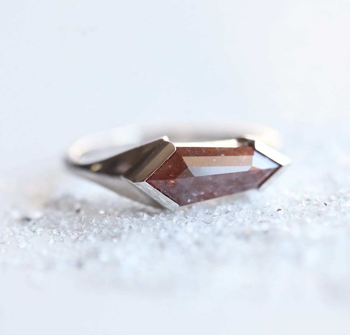 Roter Salz- und Pfeffer-Diamant-Solitärring in Schildform