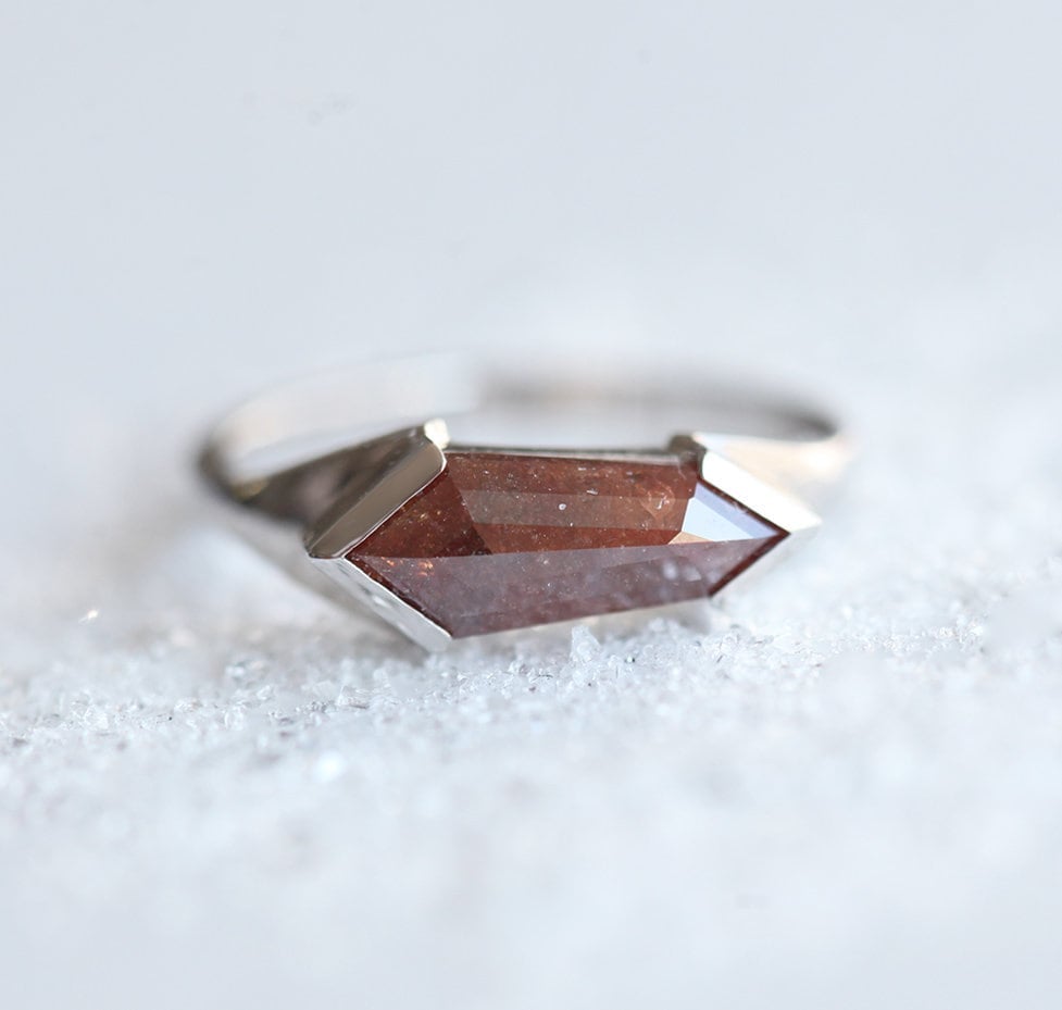 Roter Salz- und Pfeffer-Diamant-Solitärring in Schildform